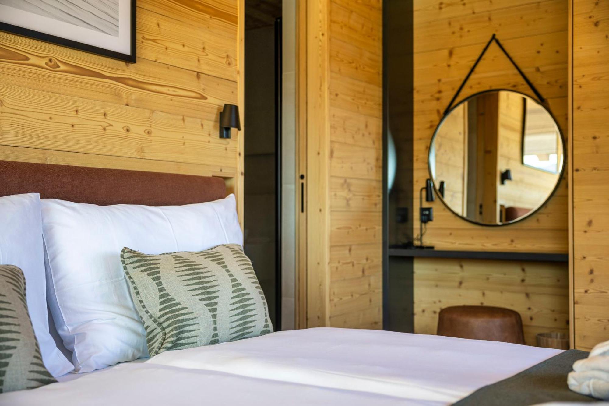 Mad Retreat Hotel Нендаз Екстериор снимка