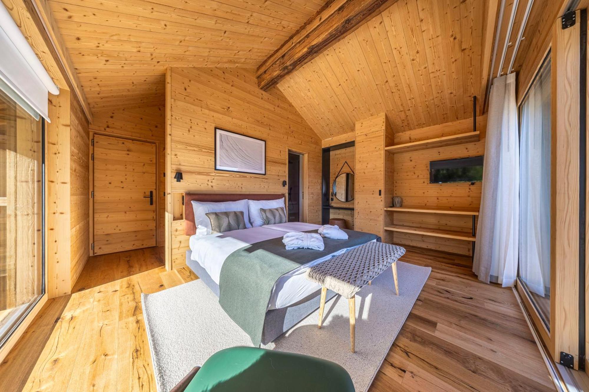 Mad Retreat Hotel Нендаз Екстериор снимка