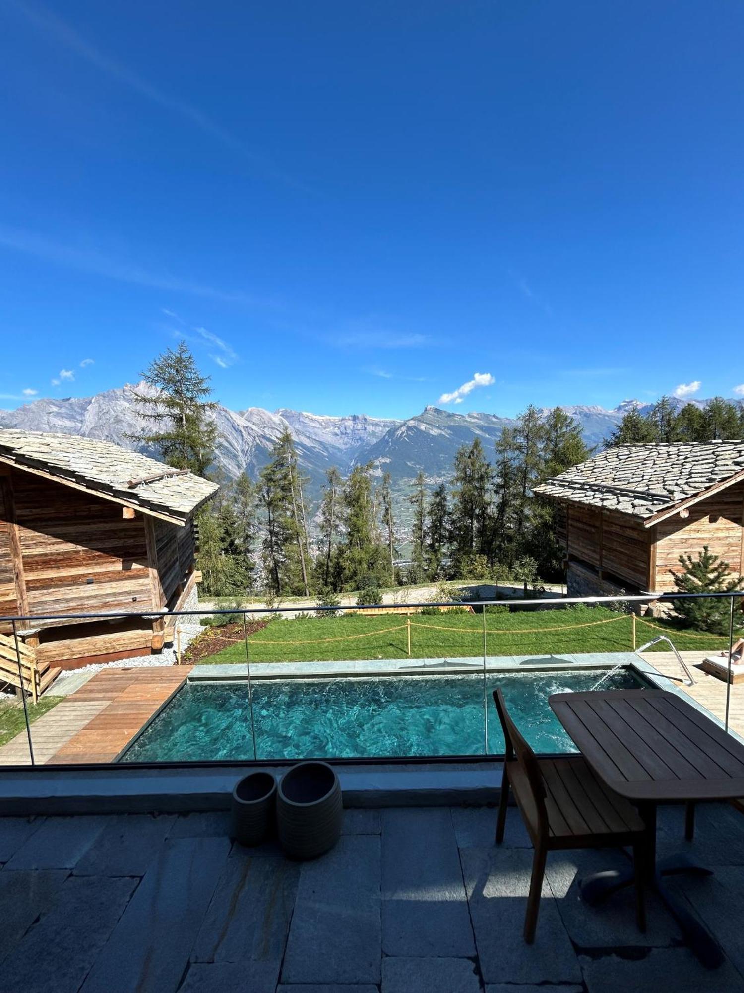 Mad Retreat Hotel Нендаз Екстериор снимка