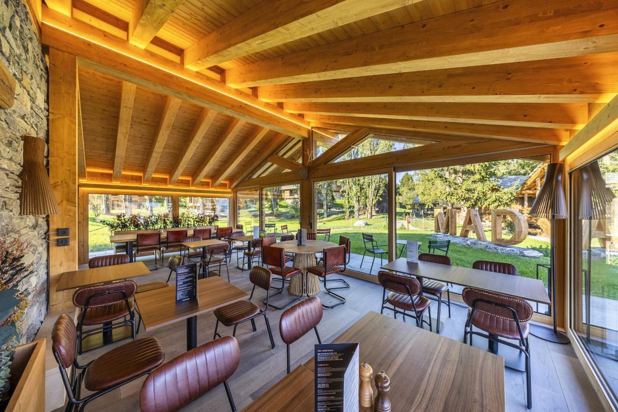 Mad Retreat Hotel Нендаз Екстериор снимка