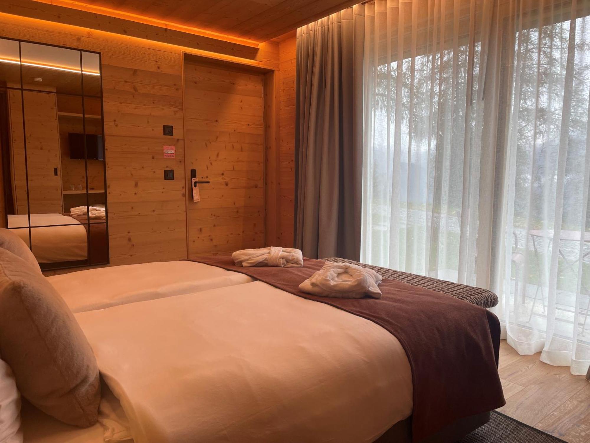 Mad Retreat Hotel Нендаз Екстериор снимка